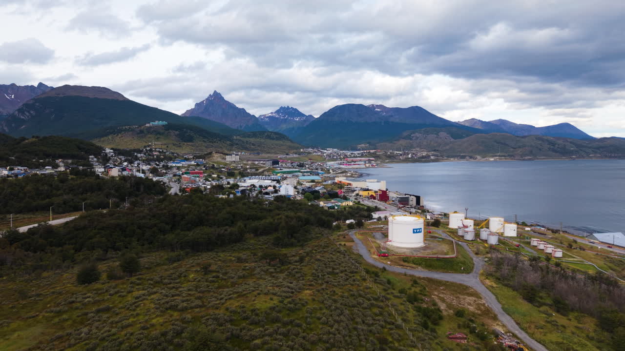 Ushuaia, città più a sud dell'Argentina lungo il Canale di Beagle. Ripresa aerea.
