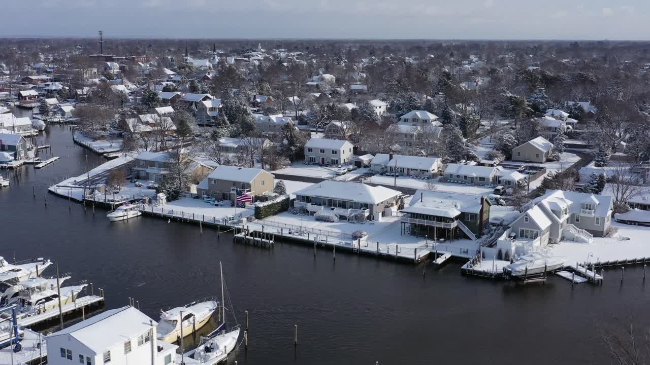 una vista de dron de la costa de la bahía, nueva york, en un día brillante después de una nevada reciente