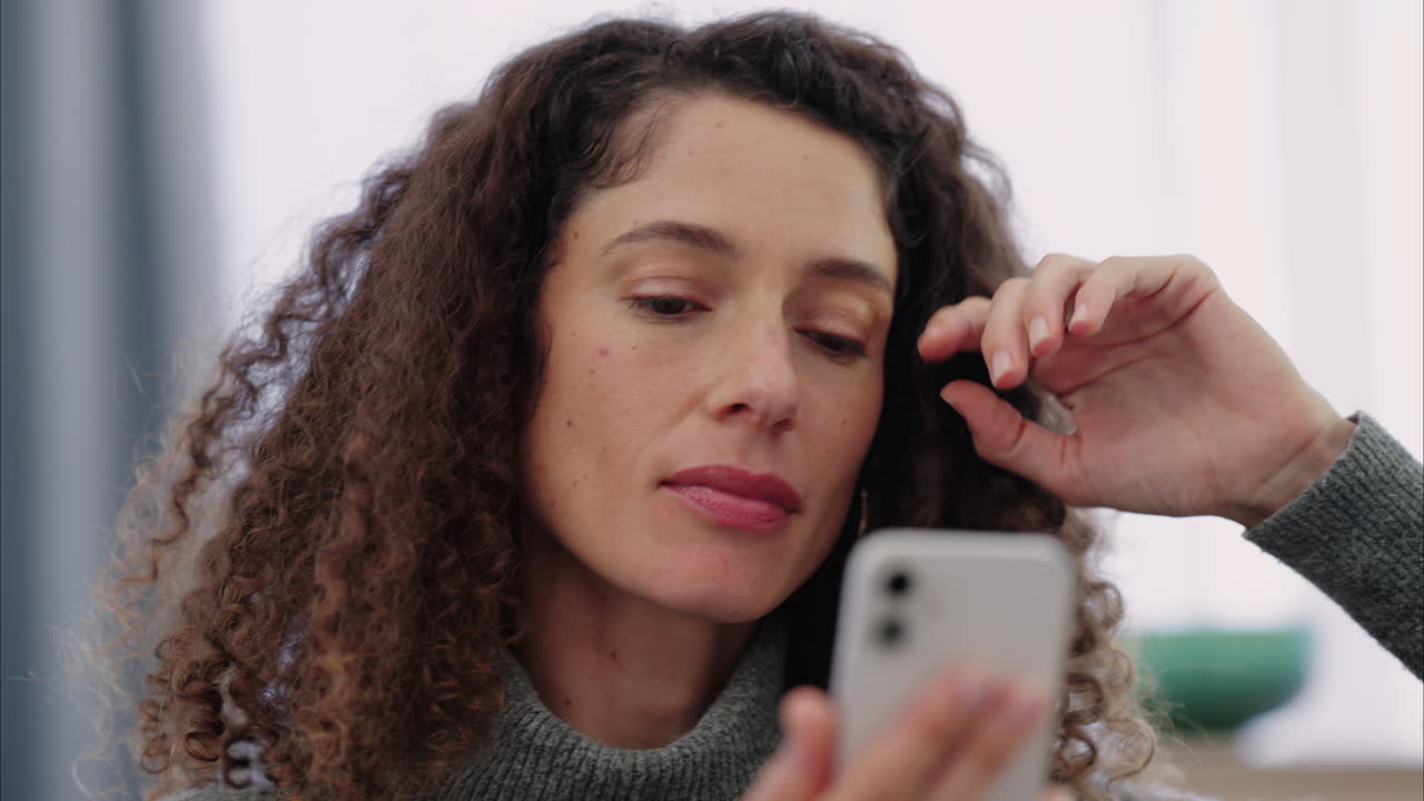 mujer, cara o teléfono en casa de relajación