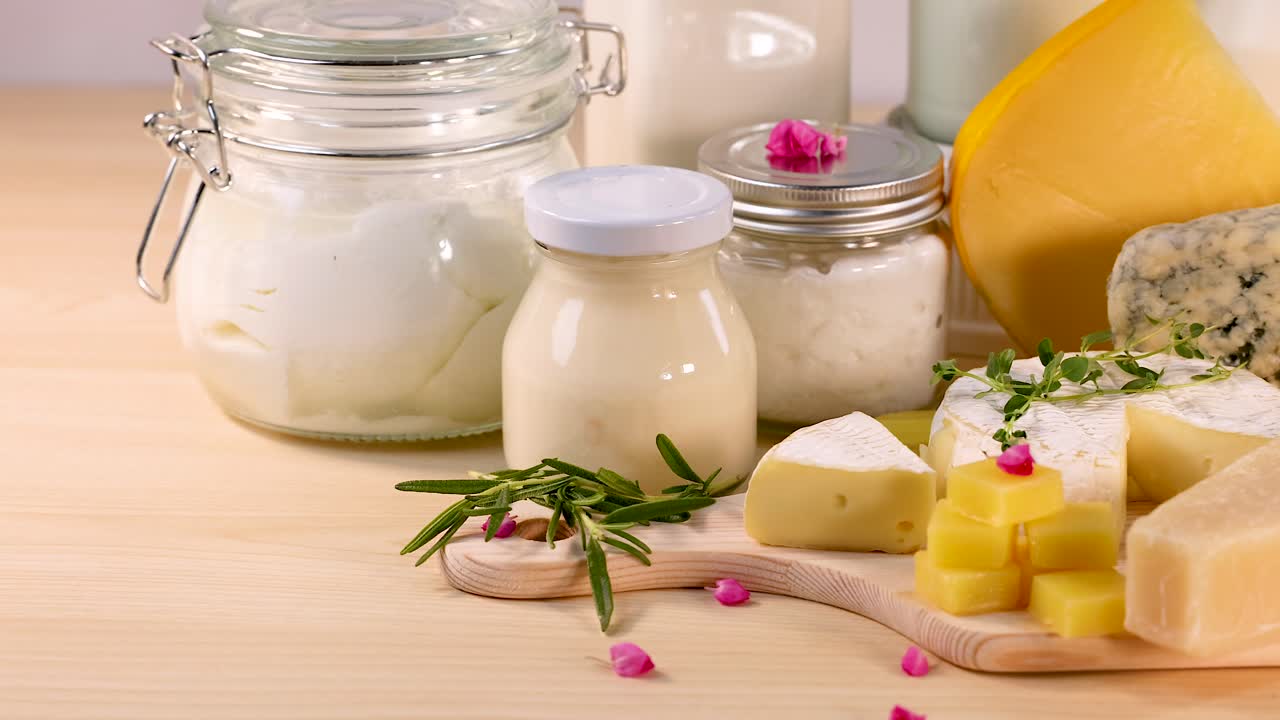 나무 표면 에 배열 된 여러 가지 유제품