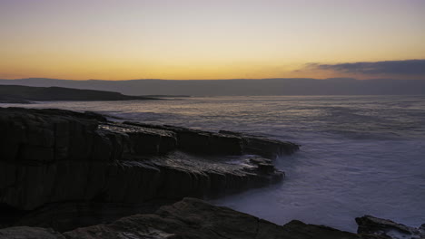 Zeitraffer-Einer-Zerklüfteten-Felsigen-Küste-Mit-Bewegten-Sonnenuntergangsabendwolken-Während-Der-Steigenden-Flut-In-Mullaghmore-Head-In-Der-Grafschaft-Sligo-Auf-Dem-Wild-Atlantic-Way-In-Irland