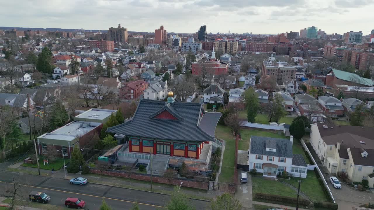 뉴욕 퀸즈 자치구에서 화창한 날 배경으로 아시아 주택과 주거 지역의 공중 전망