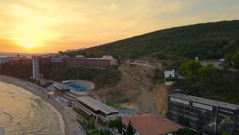 Panoramablick-Auf-Den-Sonnenuntergang-Des-Hotelresorts-Am-Robinson-Beach-An-Der-Bulgarischen-Schwarzmeerküste