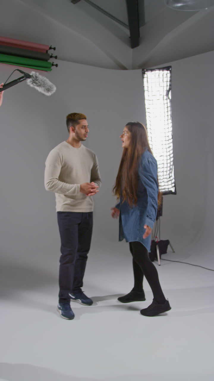 video vertical de actor masculino infeliz escena final de rodaje de película o video en el estudio de cine y saliendo del set filmado en tiempo real