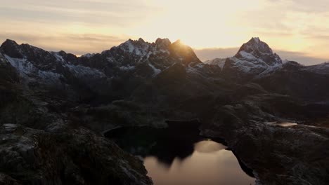 Vista-Aérea-Del-Hermoso-Paisaje-De-La-Montaña-Nevada-De-Noruega-Durante-El-Invierno