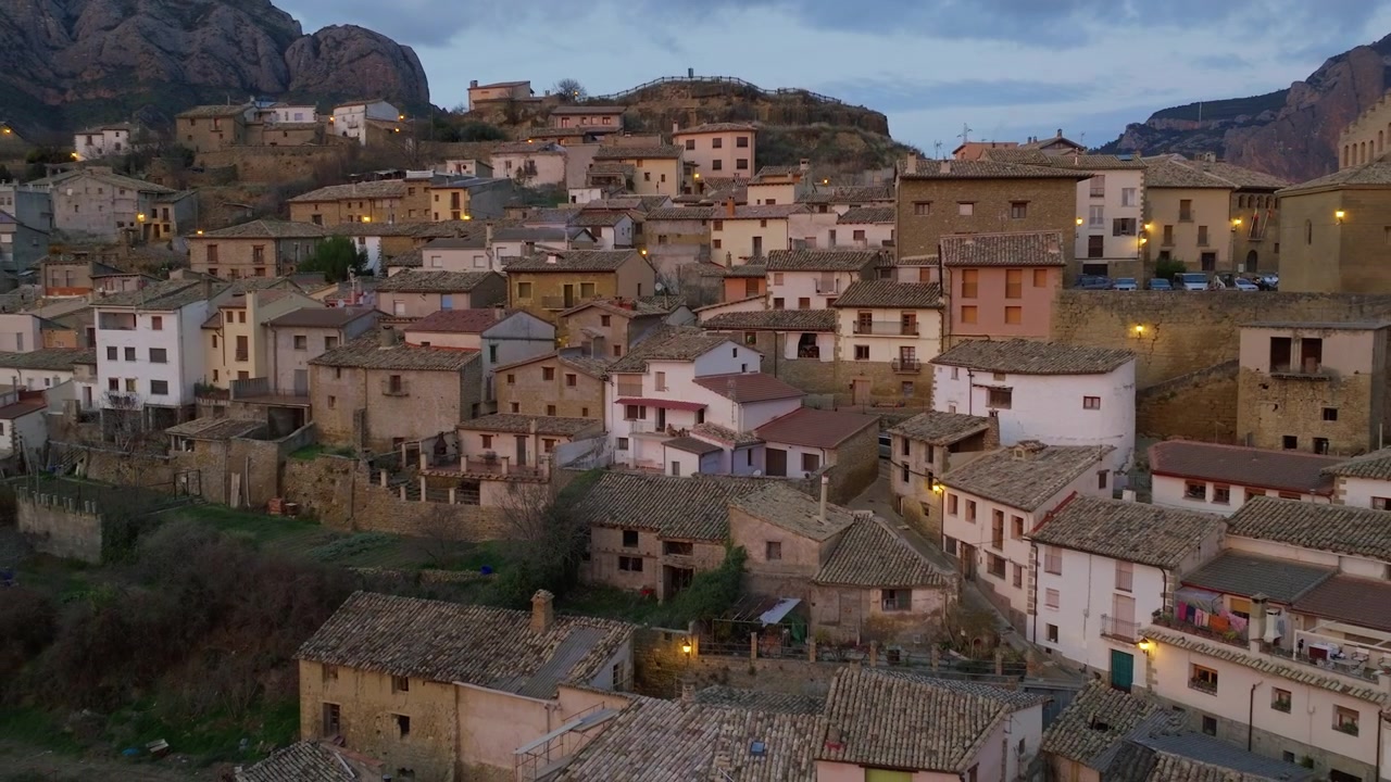 Casas de piedra en un pueblo español en la ladera al anochecer