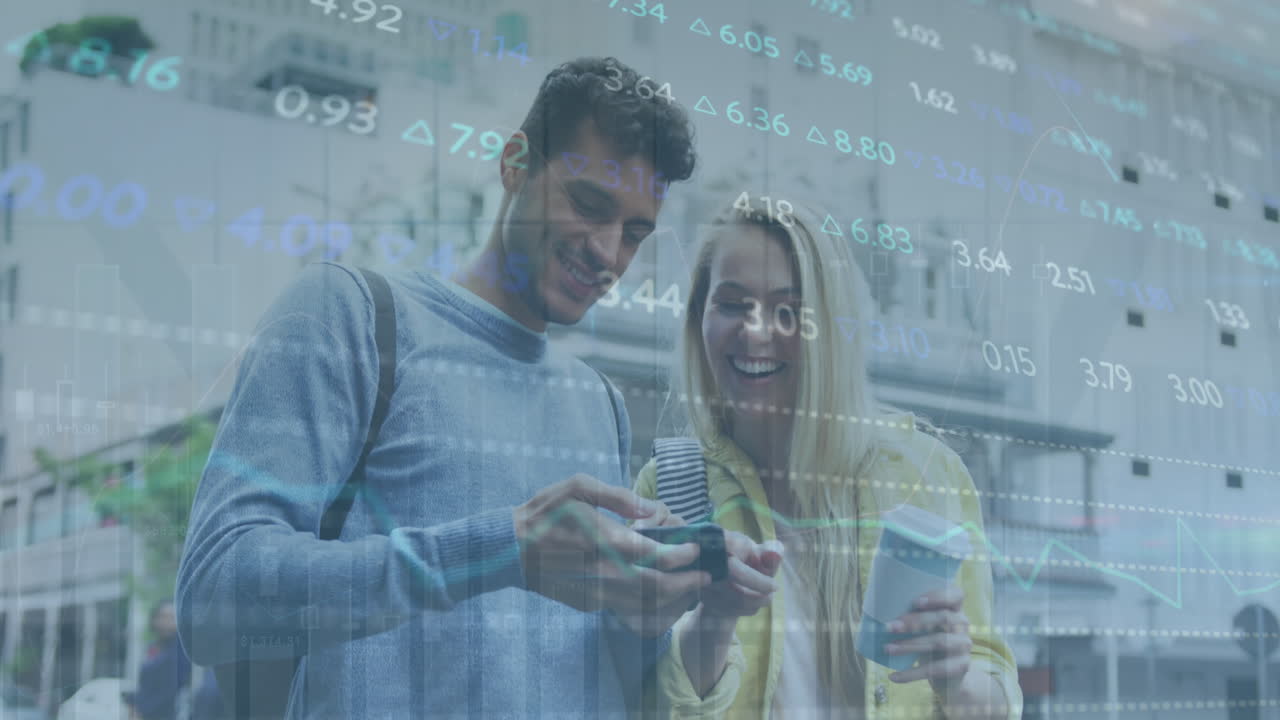 animación del procesamiento de datos financieros sobre personas caucásicas que usan teléfonos inteligentes