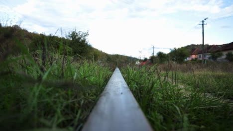 vía de tren rodeada de césped 3