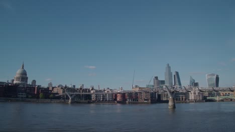 Peoples-passing-on-Millennium-towards-Saint-Paul-Cathedral