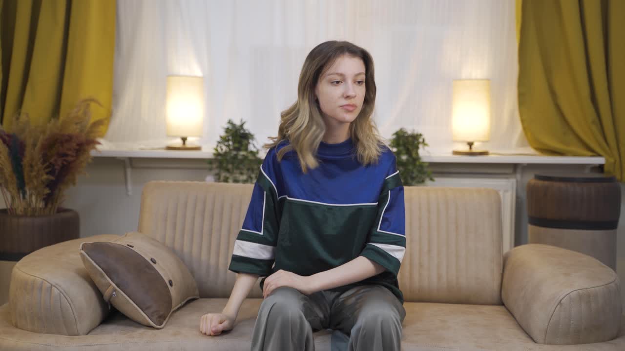 공격적이고 신경질적인 젊은 여성입니다.