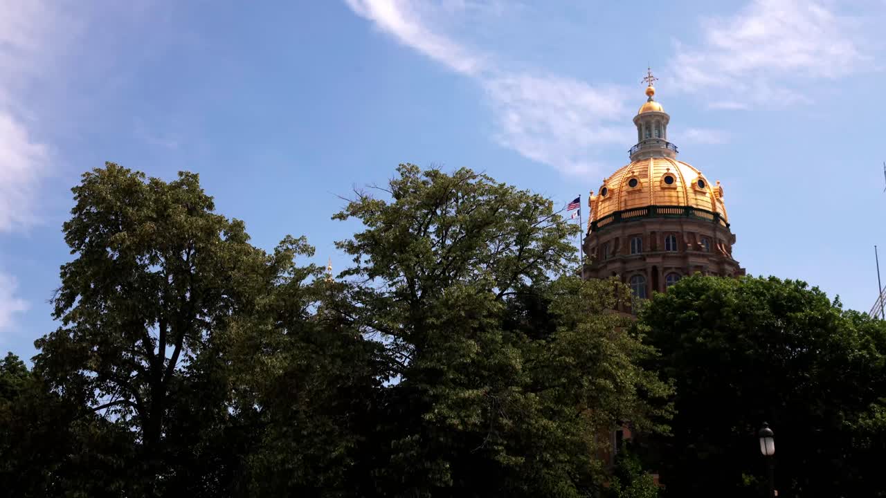 edificio del capitolio del estado de iowa en des moines, iowa con un primer plano de la cúpula y un video de tiempo en primer plano