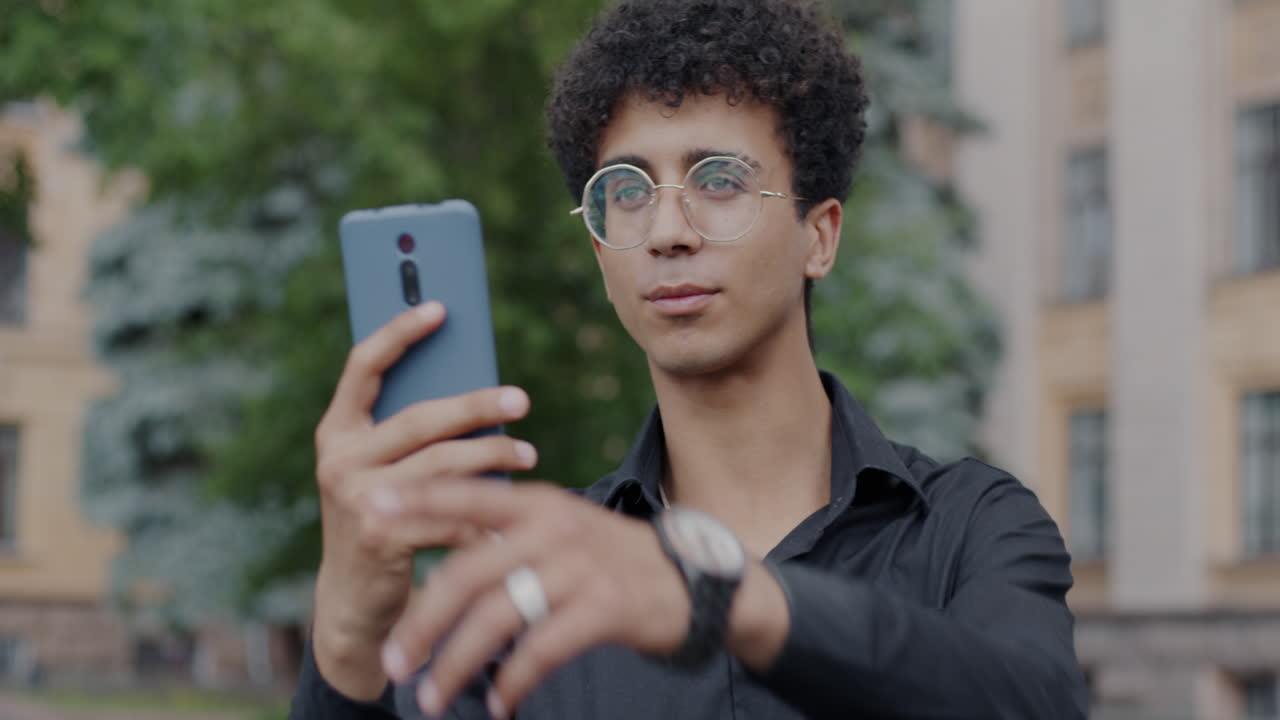 joven usando un teléfono inteligente al aire libre