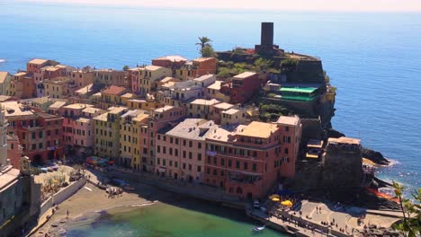 Statische-Ansicht-Mit-Blick-Auf-Den-Hafen-Und-Die-Bucht-Von-Vernazza-Mit-Bunten-Häusern-Und-Blauem-Ozean-An-Einem-Sonnigen-Sommertag-In-Vernazza,-Cinque-Terre,-Ligurien-Italien