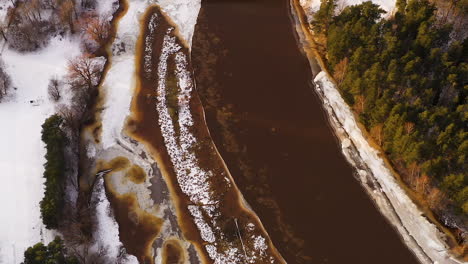 Bloques-De-Hielo-A-La-Deriva-Por-La-Corriente-Del-Río-En-Primavera-Durante-El-Deshielo,-Alejamiento-Aéreo