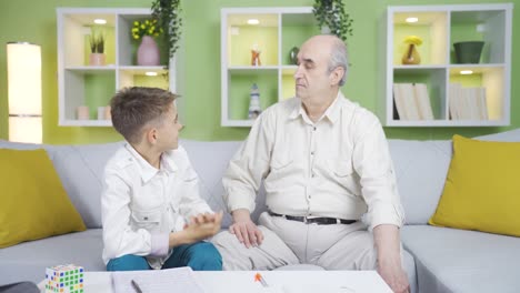 el abuelo comparte la alegría de su nieto.