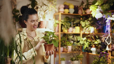 mujer examinando una planta en una tienda de flores
