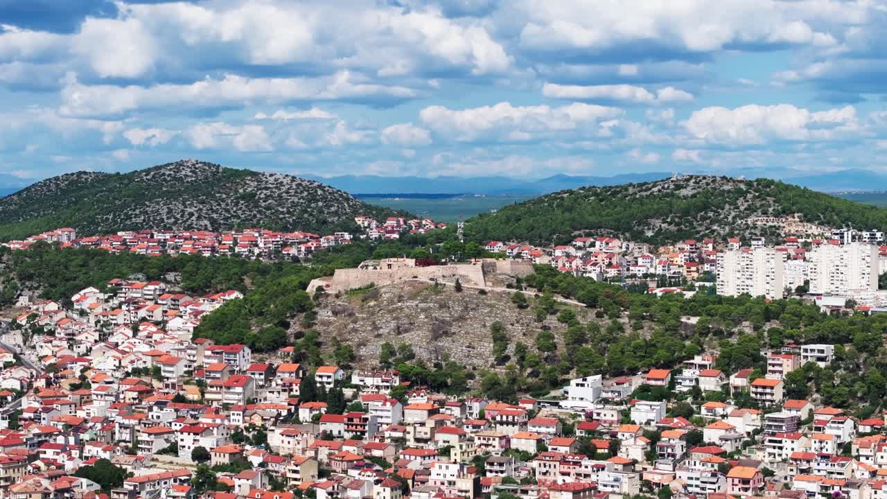 Sibenik şehir manzarası ve kalesi, havadan drone görüntüsü