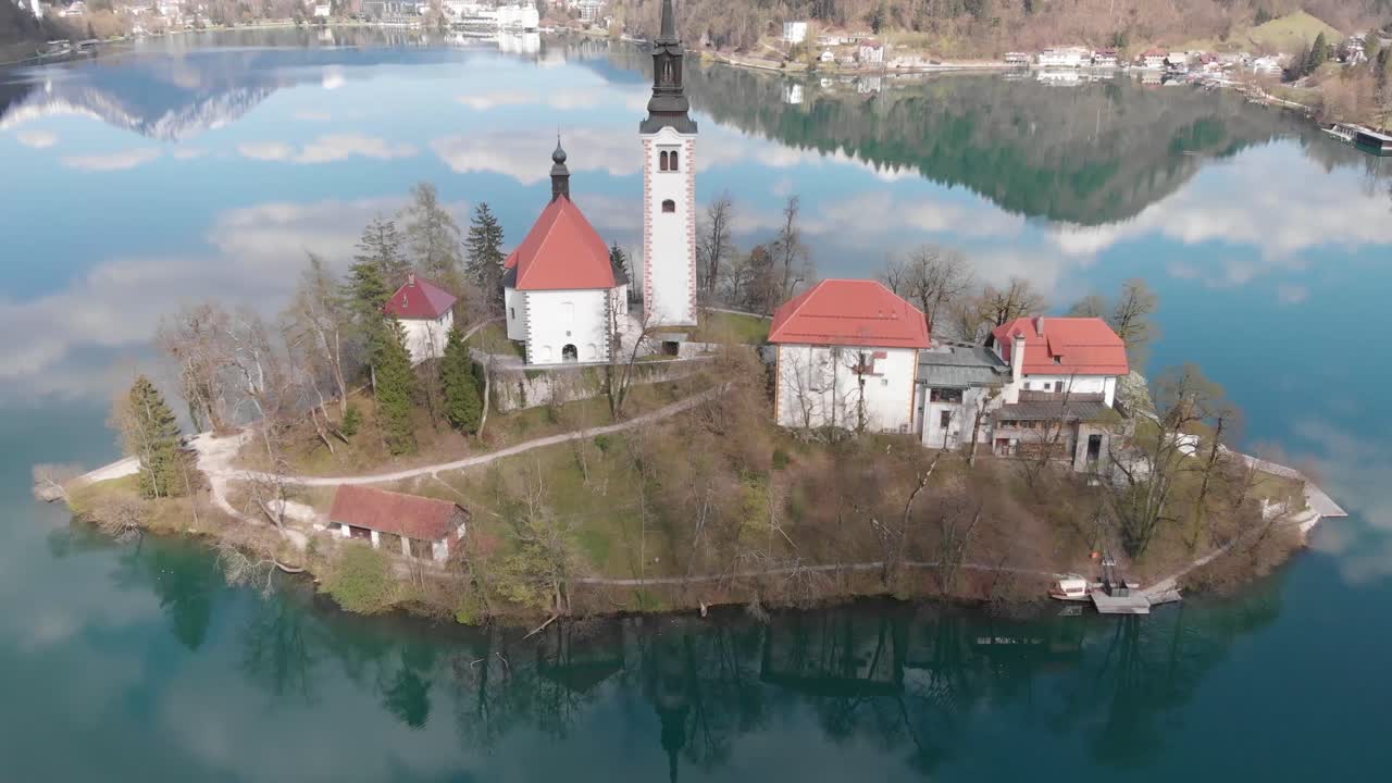 Isola sul lago di Bled con montagne sullo sfondo