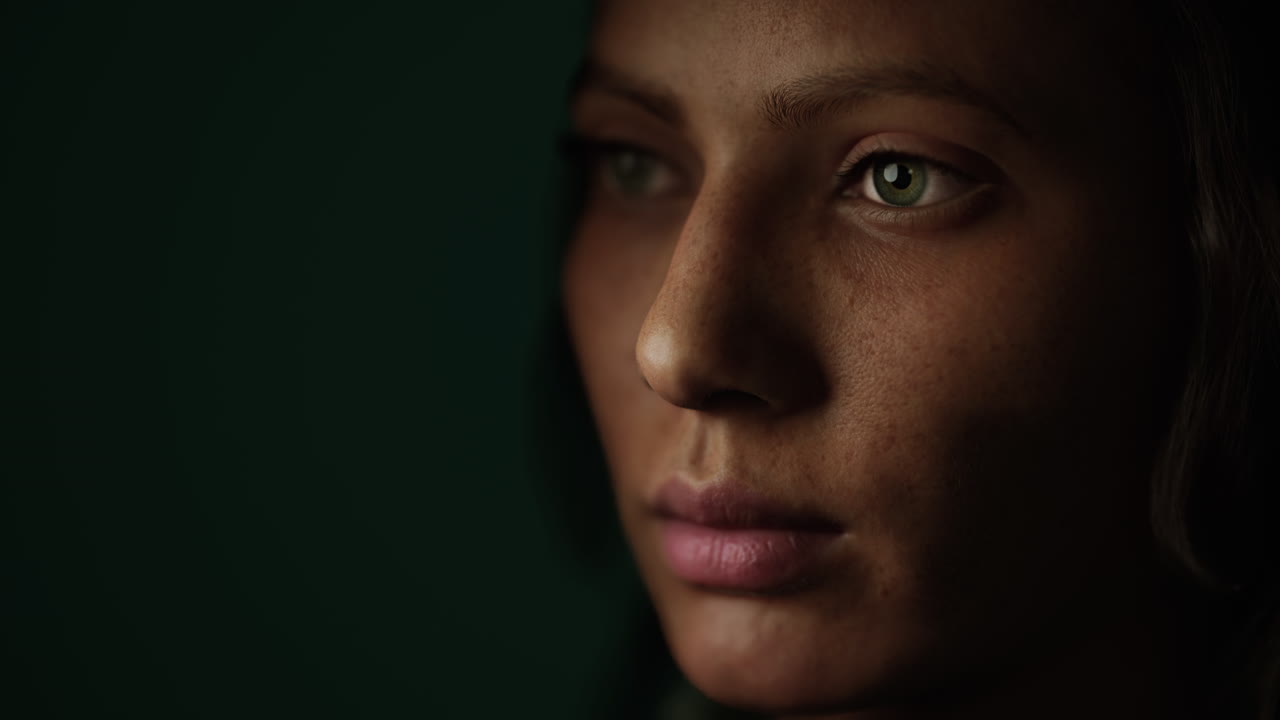 retrato de una mujer morena rizada de piel oscura