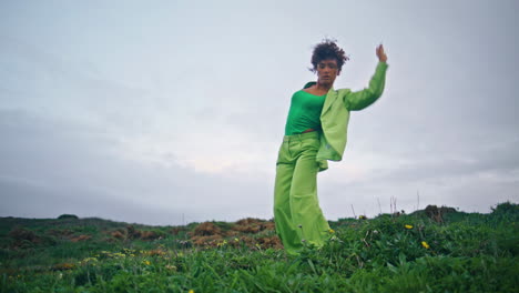 Elegante-Bailarina-Moderna-Realizando-Coreografía-Contemporánea-De-Naturaleza-Nublada.