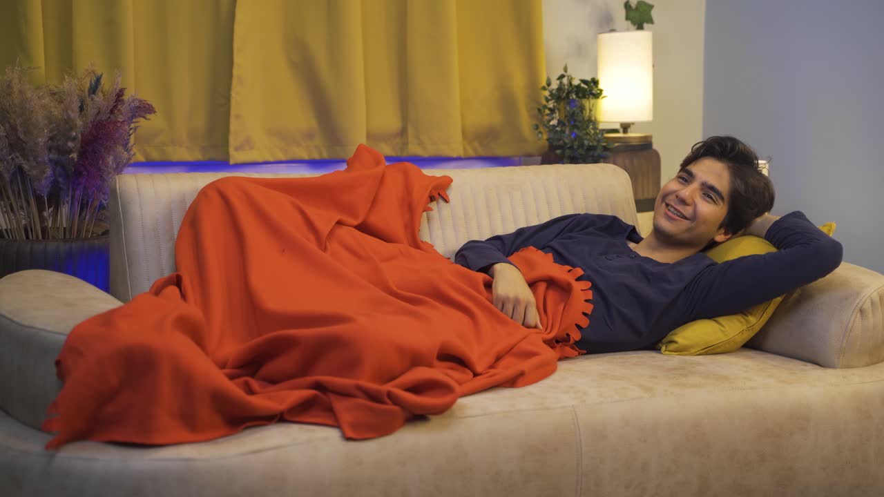 el hombre sonriendo en el sueño.