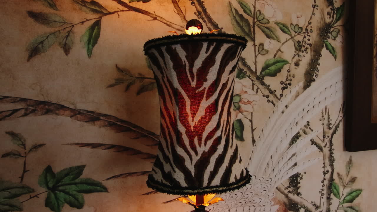 lámpara de impresión de cebra en papel tapiz floral