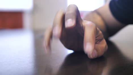 hombre nervioso golpeando los dedos sobre la mesa. de cerca