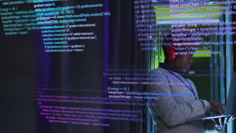 animación de procesamiento de datos sobre ingeniero afroamericano con computadora portátil trabajando en la sala de servidores