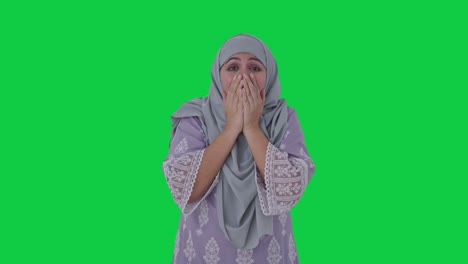 Glückliche-Muslimische-Frau,-Die-Einen-überraschenden-Grünen-Bildschirm-Bekommt