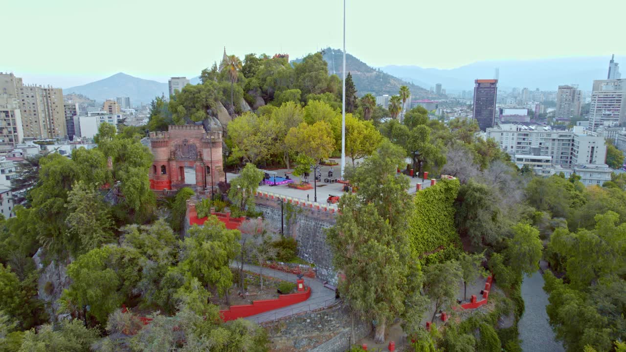 drone vuela hacia el famoso hito castillo histórico en la colina de santa lucía, santiago chile chiloe 4k
