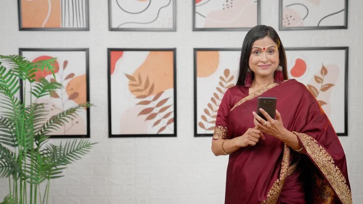 mujer india deslizando en el teléfono con espacio de copia