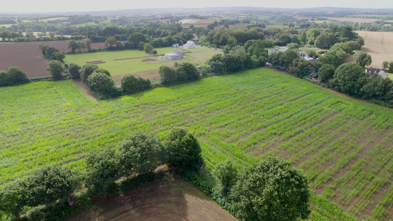 vista a vista de pájaro sobre el paisaje rural de bretaña en francia