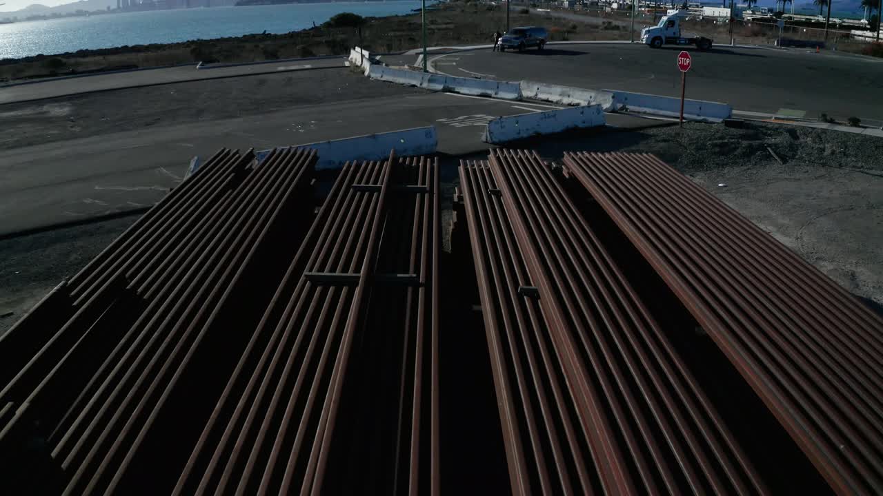 jungla de acero y hormigón con escasas luces de la calle en el sector industrial