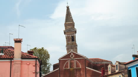 Leaning-Tower-at-Cappella-di-Santa-Barbara,-Burano,-Venice,-Italy-on-a-sunny-day