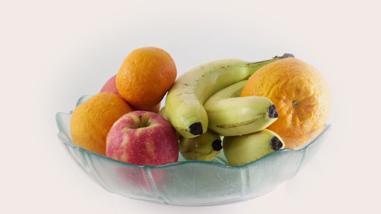 신선 한 바나나, 사과, 오렌지 및 만다린 을 가진 회전 과일 그