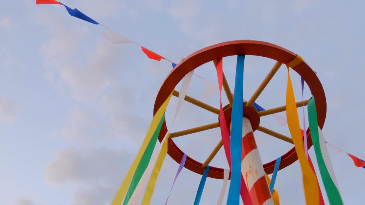 나무 바 구조에 장식적인 다채로운 리본