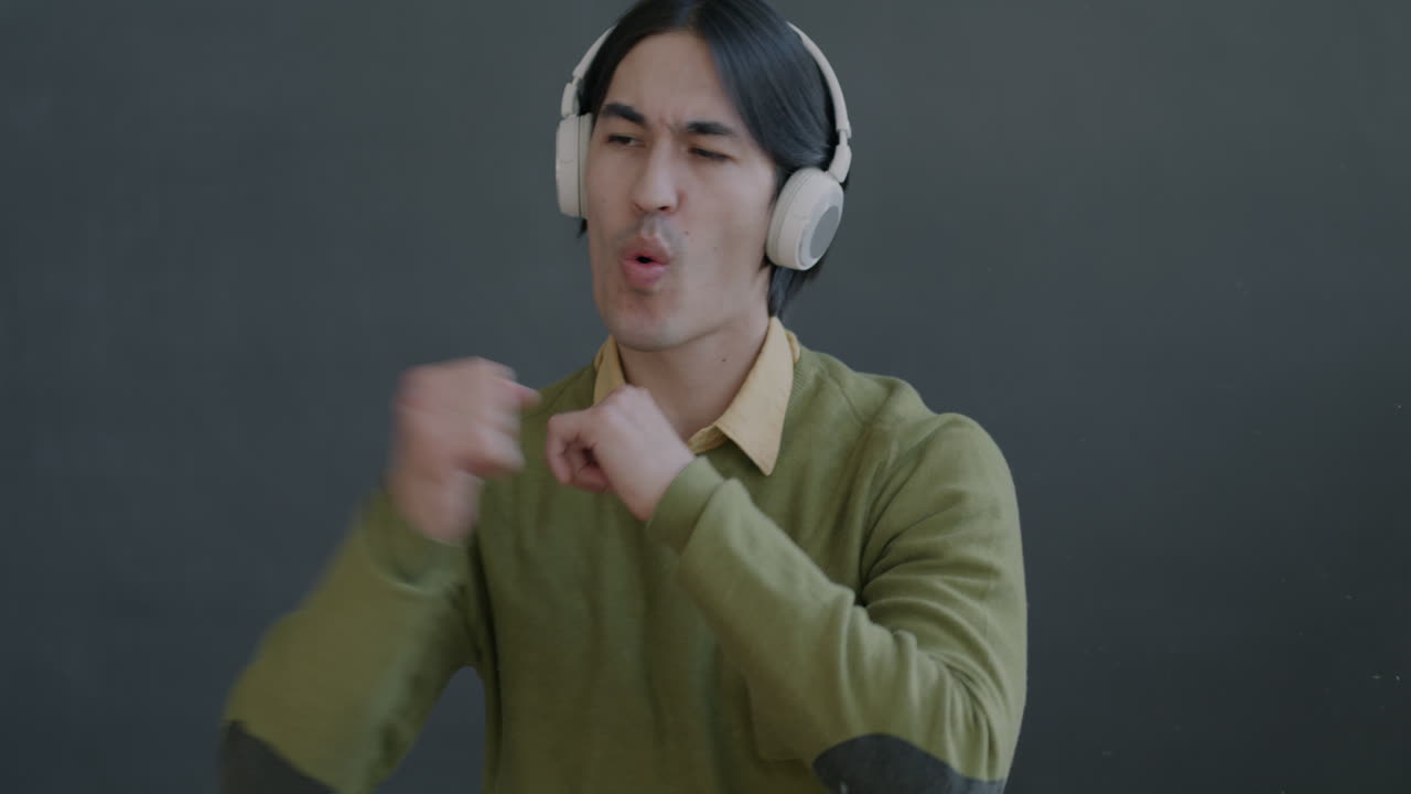 헤드폰을 들고 춤추는 남자