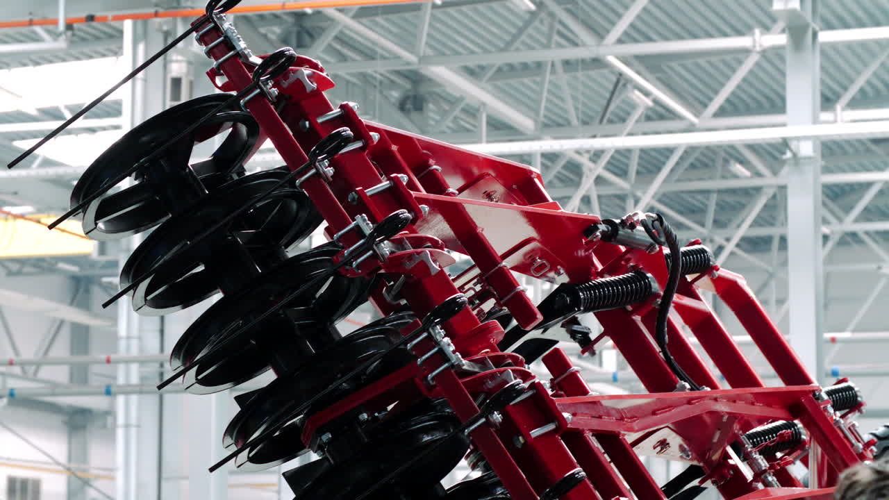 concepto de equipo agrícola. maquinaria agrícola para el cultivo del suelo