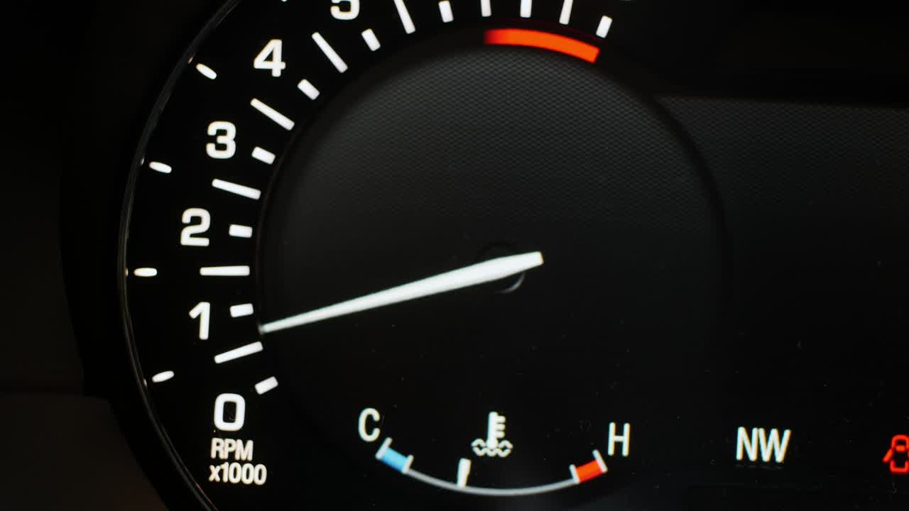 현대 자동차의 대시보드에 있는 디지털 타코미터 화살표