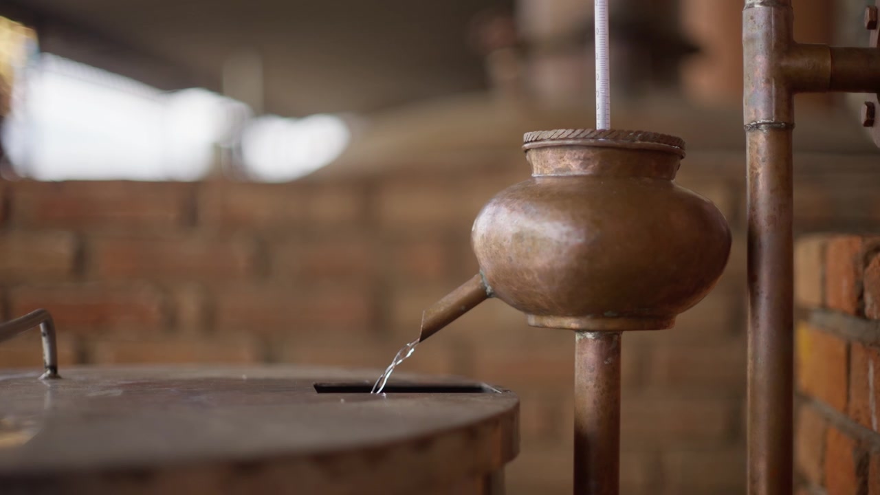 INQUADRATURA STATICA DI UNA DISTILLERIA DI CHARANDA IN MESSICO.