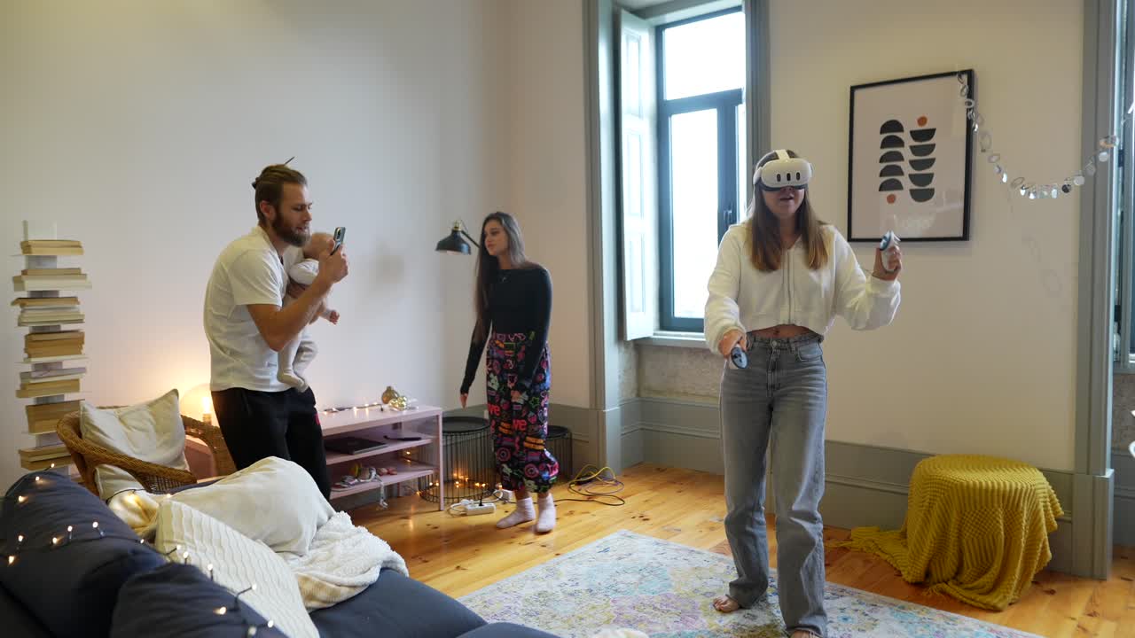 familia divirtiéndose con juegos de realidad virtual en la sala de estar