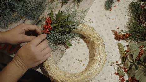 haciendo una hermosa corona de navidad