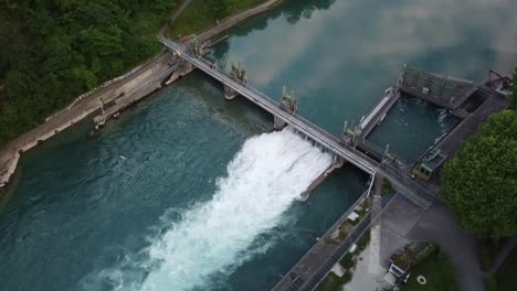 vista de drone de planta de energía de agua suiza