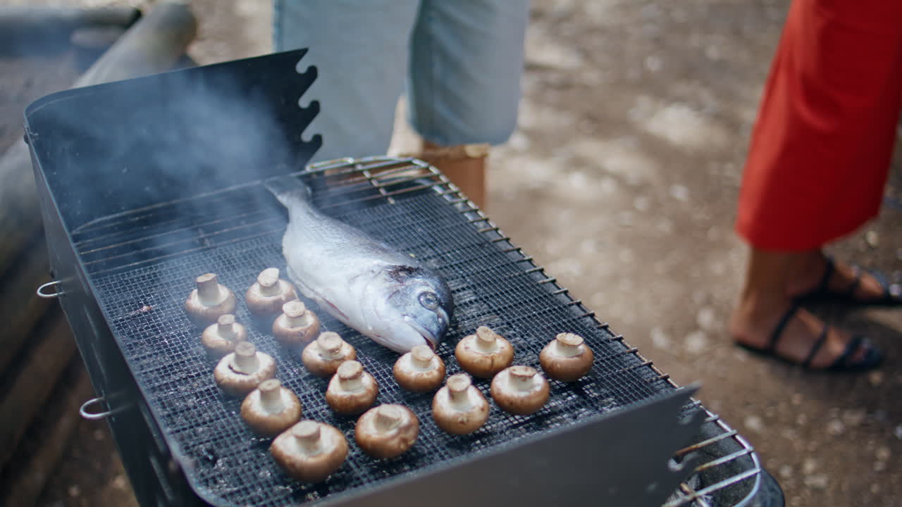 Pesce alla griglia con limoni schiacciati a mano con funghi al picnic estivo
