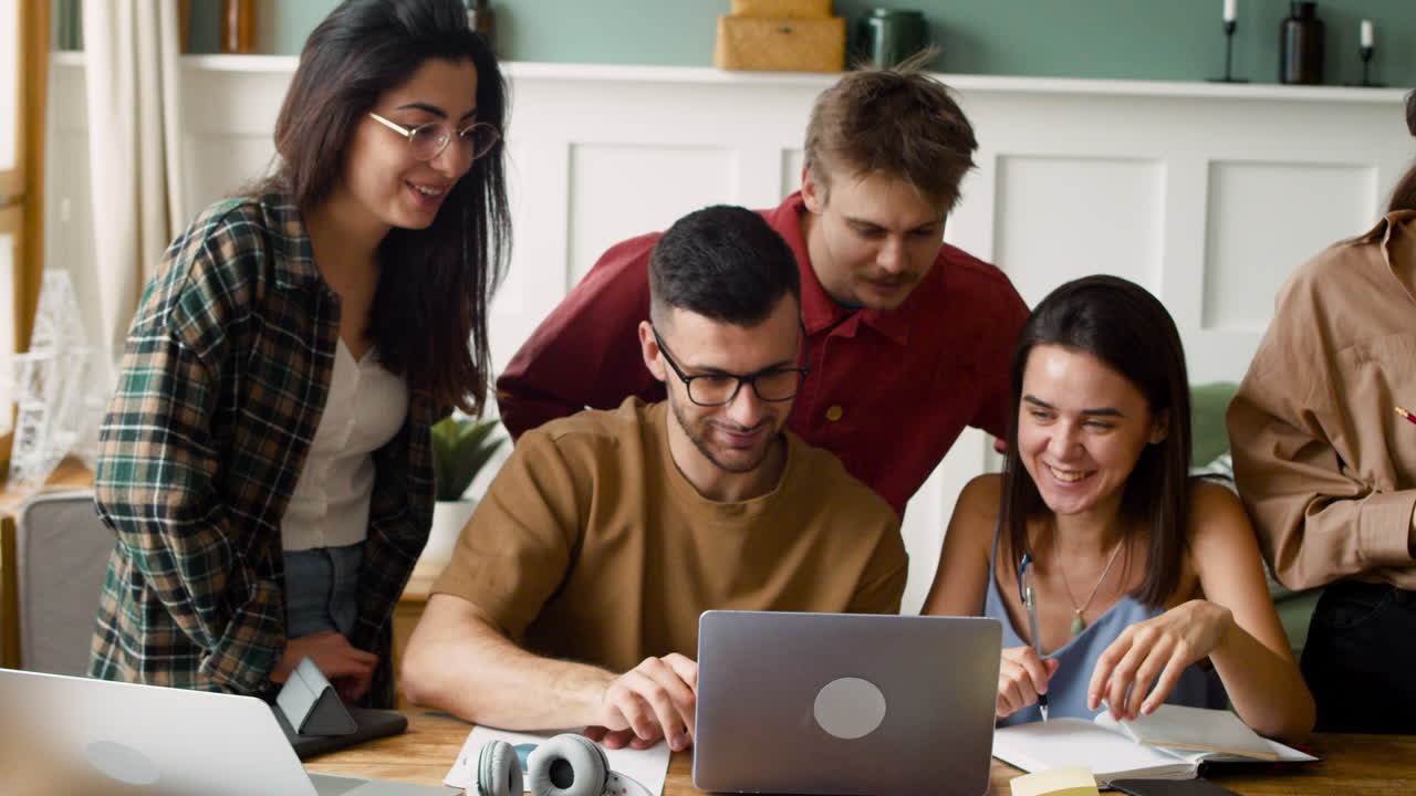 grupo de estudio en una mesa de pie y sentado en casa 4