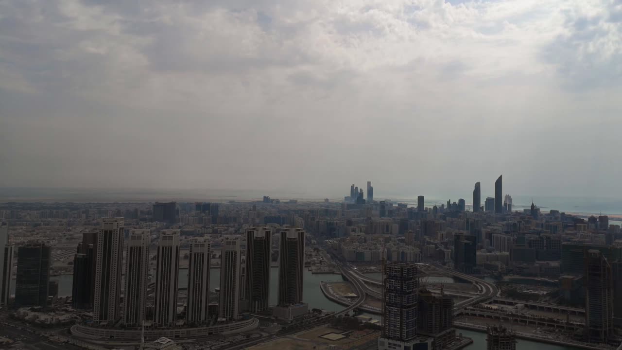 vista aérea del horizonte de la ciudad de abu dhabi y los rascacielos contra el cielo nublado - oriente medio, emiratos árabes unidos