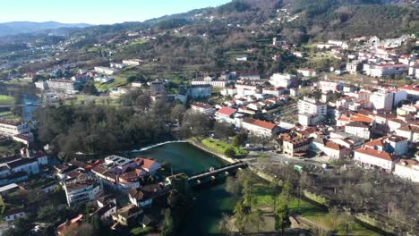 órbita-De-Drones-Sobre-El-Río-A-Través-Del-Puente-O-Ponte-Da-Villa-Y-La-Ciudad-De-Arcos-De-Valdevez-En-Portugal,-Antena-En-Establecer