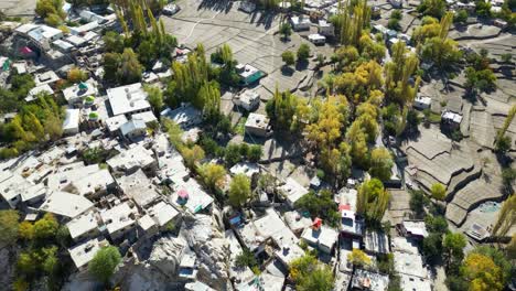 vista aérea de las casas de la ciudad de skardu con la hermosa naturaleza en pakistán