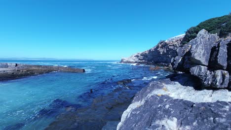 Timelapse-De-Un-Pequeño-Puerto-Natural-Rocoso,-Con-Olas-Entrando-Y-Saliendo