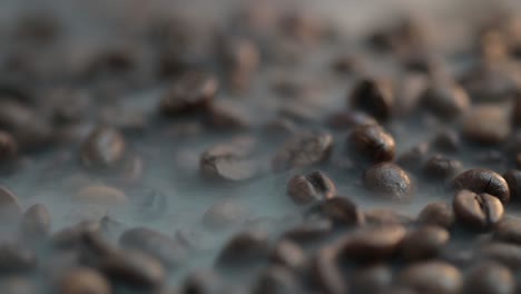 macro de un humo se eleva por encima del grano de café